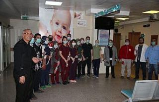 Kızılay Muradiye Şubesi ekipleri hastanede karanfil...