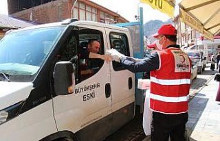 Kızılay Oltu’da maske ve dezenfekten dağıttı