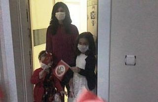 Kızılay sağlık çalışanlarının çocuklarını...