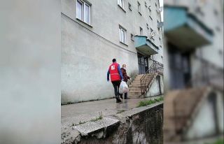 Kızılay sokağa çıkamayanlara 3 bin ekmek dağıttı