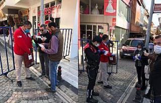 Kızılay vatandaşlara ücretsiz maske dağıtıma...