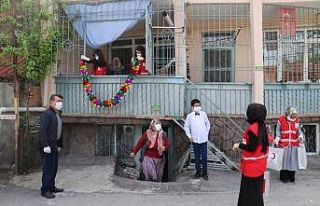 Kızılay’dan evden çıkamayan çocuklara 23 Nisan...