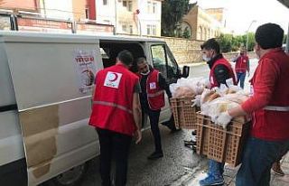 Kızılay’dan iftarda su ve ekmek ikramı