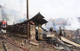 Kızılcahamam’da yangın: 7 ev kül oldu