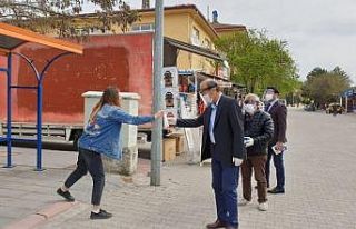 Kızıldaş pazarda maske dağıttı