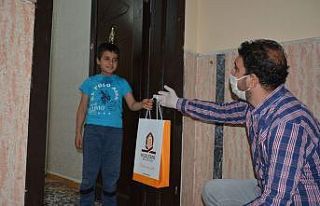Kızıltepe’de ilkokul öğrencilerine kitap dağıtılıyor