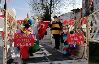 Kızlarının 23 Nisan’ı kutlayamamalarına üzülen...