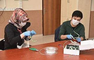 KMÜ’den sağlık çalışanları için yüz koruyucu...