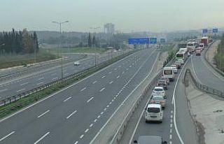 Kocaeli-İstanbul sınırında kilometrelerce araç...