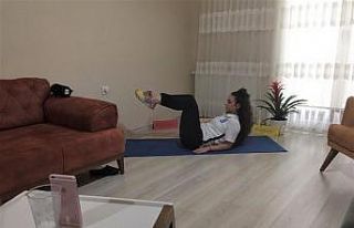 Kocaeli’de sokağa çıkmayan kadınlar evde spor...