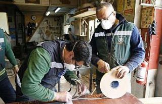 Konak’ta atölyeler virüse karşı siperlik üretiyor