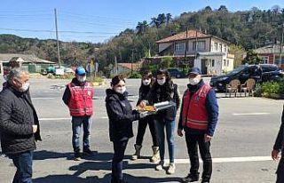 Kontrol noktasında polislere tatlı ikram ettiler