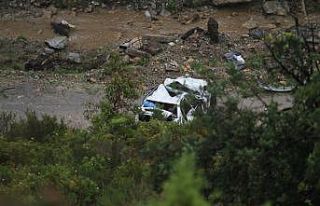 Kontrolden çıkan araç 100 metrelik uçurumdan yuvarlandı