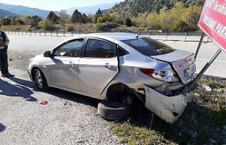 Kontrolden çıkan otomobil bariyerlere çarptı:...