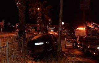 Kontrolden çıkan otomobil direkle bariyer arasına...