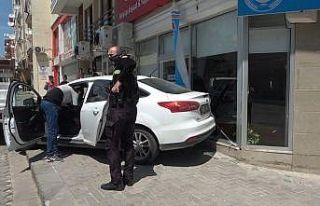 Kontrolden çıkan otomobil dükkana girmek üzereyken...