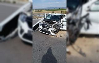 Kontrolden çıkan otomobil karşı şeride geçti:...