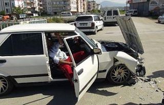 Kontrolsüz kavşakta otomobiller çarpıştı: 1...