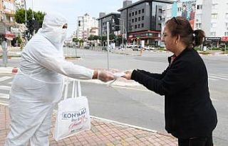 Konyaaltı Belediyesi sahada maske kiti dağıtıyor