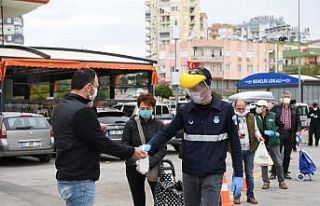Konyaaltı semt pazarlarında sosyal mesafe korunuyor