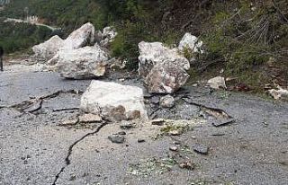Kopan kayalar yolu kapattı