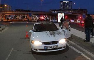 Köprünün altından geçerken aracının üzerine...