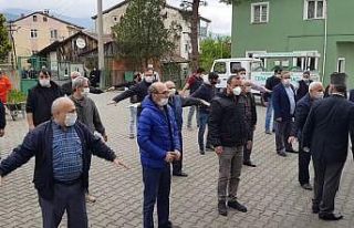 Kore gazisinin cenazesinde cemaat kollarını açarak...