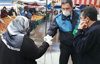 Körfez’de vatandaşlara 5 bin maske dağıtıldı