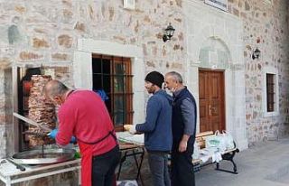 "Korona bitsin" diye kurban kesip köylüye...
