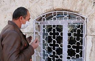 Korona dolayısıyla türbeye giremeyen vatandaşlar,...