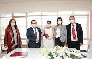 Korona günlerinde aşk: Canlı yayında nikah kıydılar