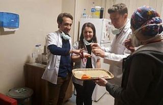 Korona mesaisi yapan doktor çift, acil serviste nişanlandı