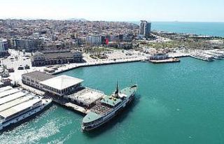 Korona nedeniyle boş kalan Kadıköy Meydanı havadan...