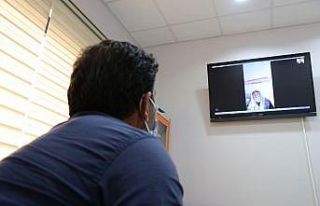 Korona tedavisi gören hastalar yakınlarıyla görüntülü...