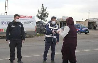 Korona uygulamasındaki asker ve polise tatlı moral