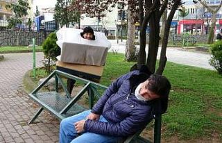 ’Korona virüs kostümlü’ tiyatrocu, sokağa...