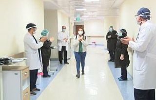 Korona virüs tedavisi tamamlanan hemşire alkışlarla...