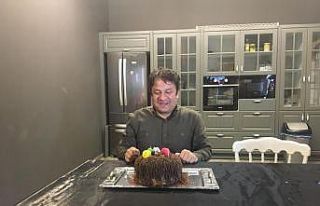 Korona virüs tedbiri için doğum günü pastasının...