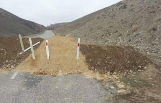 Korona virüs tedbiri için yolu kumla kapattılar