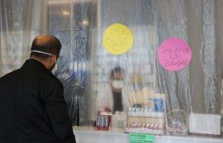 Korona virüse karşı eczaneyi naylonla kapladılar
