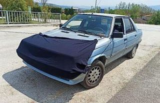 Korona virüse karşı otomobiline maske taktı