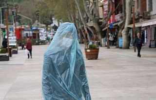 Korona virüsten çöp poşetiyle korunuyor