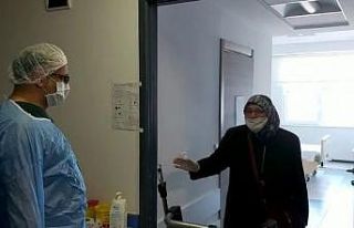 Korona virüsü yenen 67 yaşındaki kadın alkışlarla...