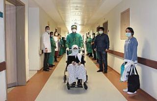 Korona virüsü yenen 75 yaş üstü 3 hasta alkışlarla...