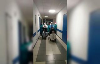 Korona virüsü yenen 80 ve 81 yaşındaki çift taburcu...