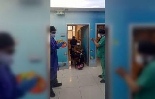 Korona virüsü yenen hasta, alkışlarla taburcu...