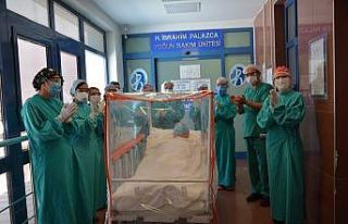 Korona virüsü yenen hastalar alkışlarla böyle...