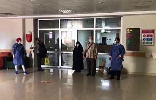 Korona virüsü yenen yaşlı çift hastaneden alkışlarla...