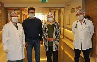 Korona virüsünü yenen çift hastaneden alkışlarla...