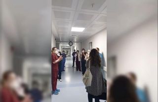 Korona virüsünü yenen hemşire meslektaşlarının...